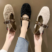 Női alkalmi cipő csattal és fém elemekkel