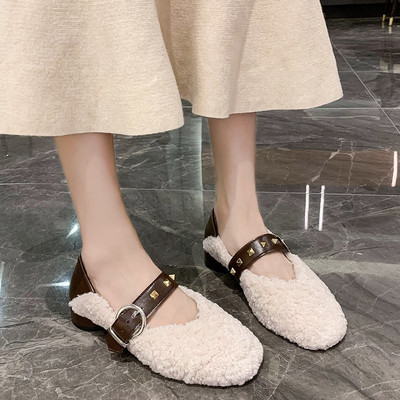 Női alkalmi cipő csattal és fém elemekkel