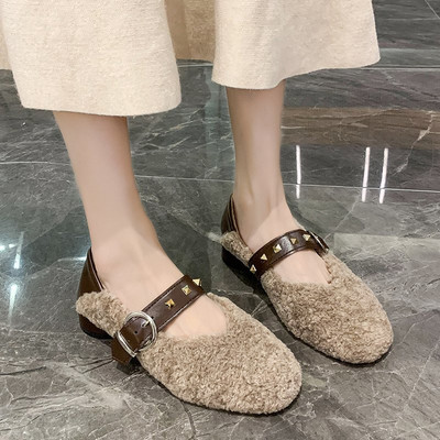 Női alkalmi cipő csattal és fém elemekkel