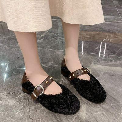 Női alkalmi cipő csattal és fém elemekkel