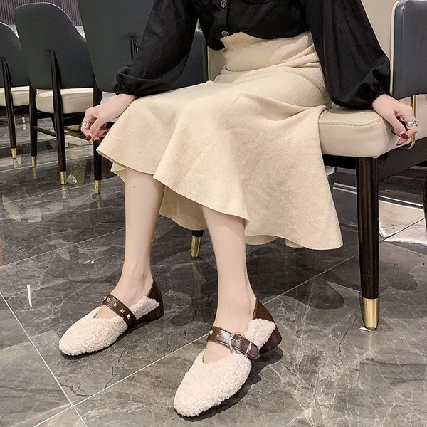 Női alkalmi cipő csattal és fém elemekkel