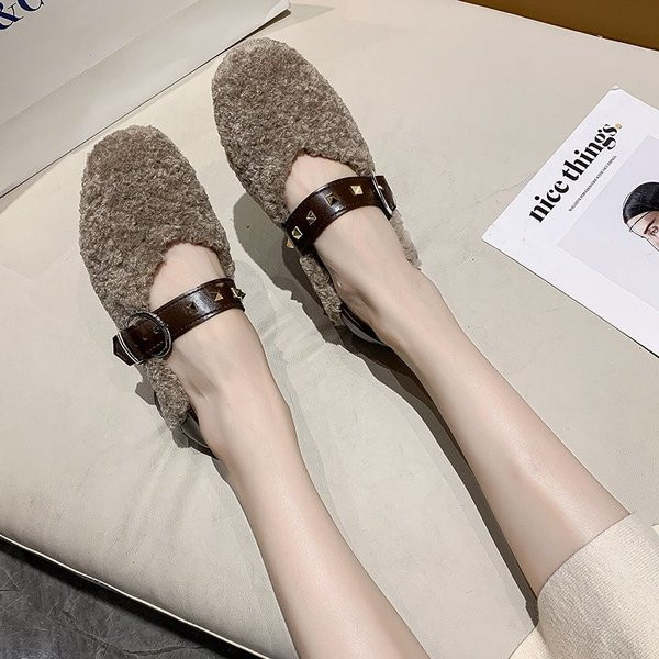 Női alkalmi cipő csattal és fém elemekkel