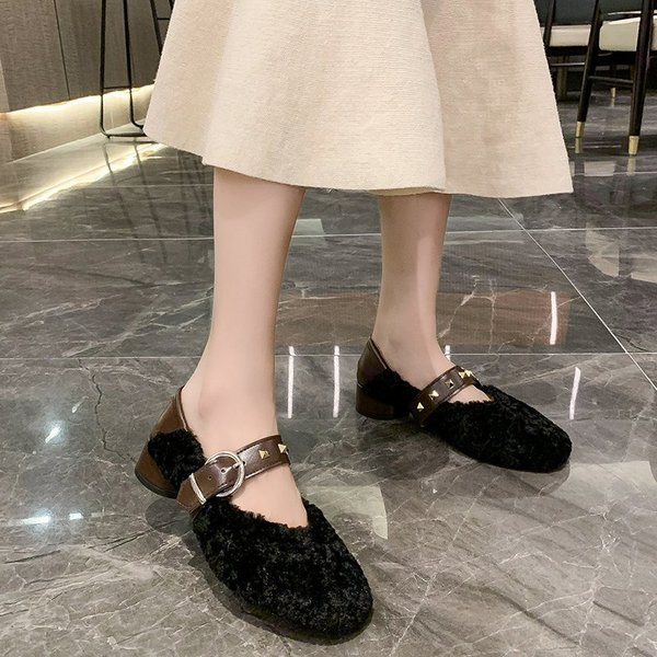 Női alkalmi cipő csattal és fém elemekkel