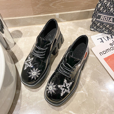 Μοντέρνα γυναικεία παπούτσια με τραχιά σόλα σε δύο μοντέλα