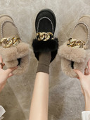 Téli alkalmi női cipő pehellyel és fémlánccal