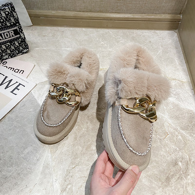 Téli alkalmi női cipő pehellyel és fémlánccal