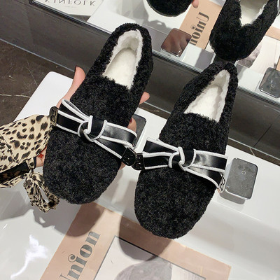 Női pehelycipő szalaggal és lapos talppal