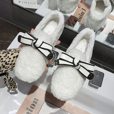 Női pehelycipő szalaggal és lapos talppal