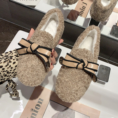 Női pehelycipő szalaggal és lapos talppal