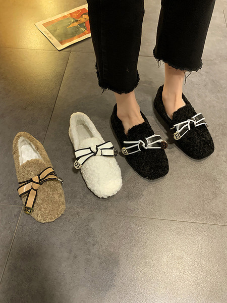 Női pehelycipő szalaggal és lapos talppal