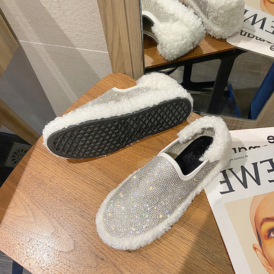 Új modell női cipők lapos talppal és kövekkel