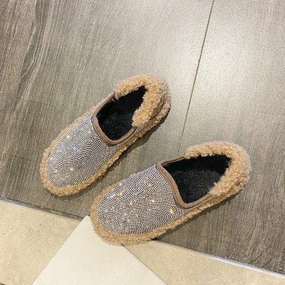 Új modell női cipők lapos talppal és kövekkel