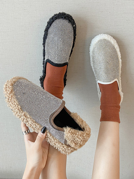 Új modell női cipők lapos talppal és kövekkel