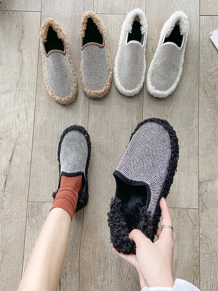 Új modell női cipők lapos talppal és kövekkel