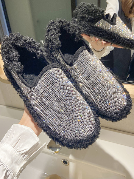 Új modell női cipők lapos talppal és kövekkel