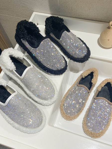 Új modell női cipők lapos talppal és kövekkel