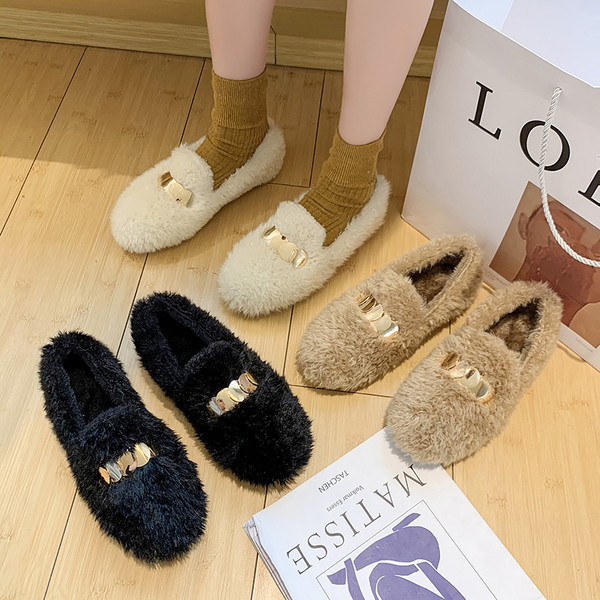 Női pehelycipő fém elemmel, lapos talppal