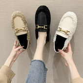 Női cipő pehely és fém elemmel