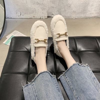 Női cipő pehely és fém elemmel