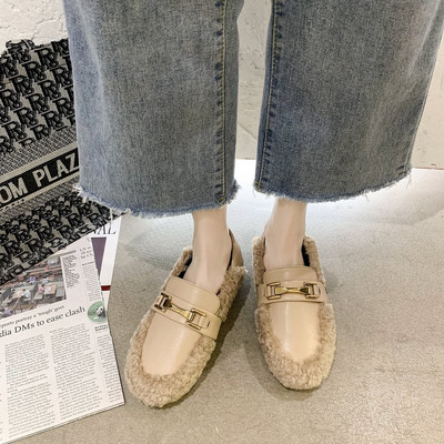 Női cipő pehely és fém elemmel