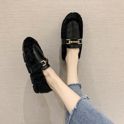 Női cipő pehely és fém elemmel