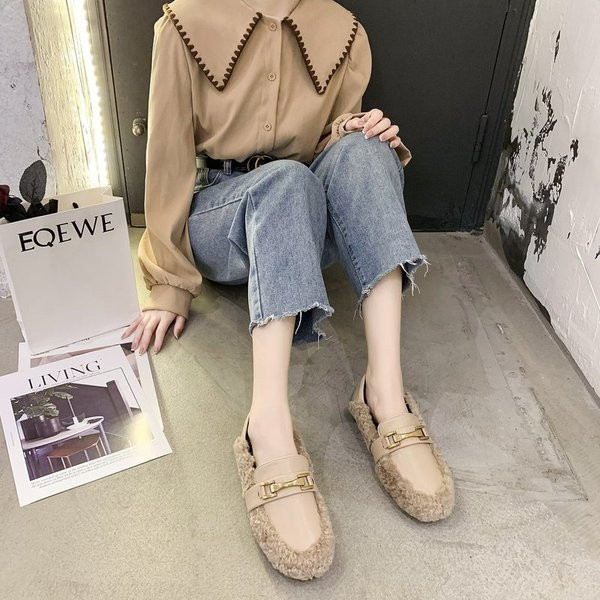 Női cipő pehely és fém elemmel