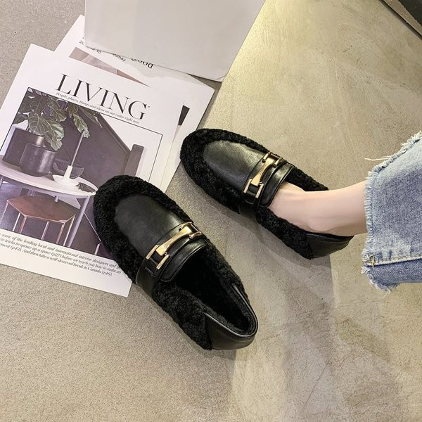 Női cipő pehely és fém elemmel