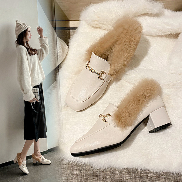 Új női cipőmodell pehely béléssel és szögletes sarokkal