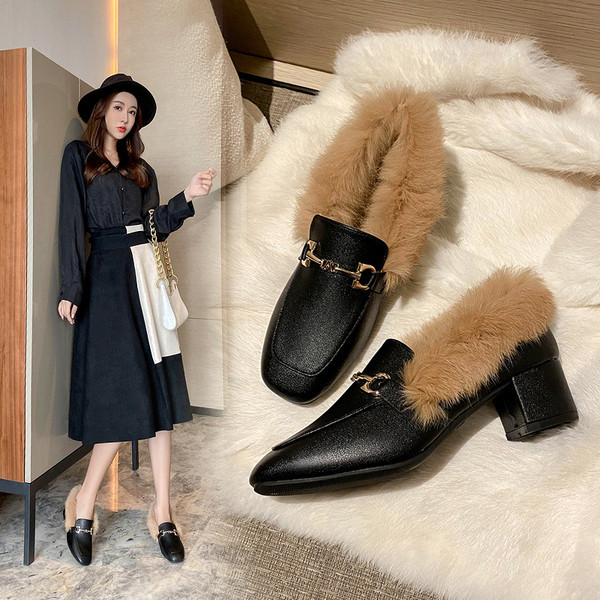 Új női cipőmodell pehely béléssel és szögletes sarokkal