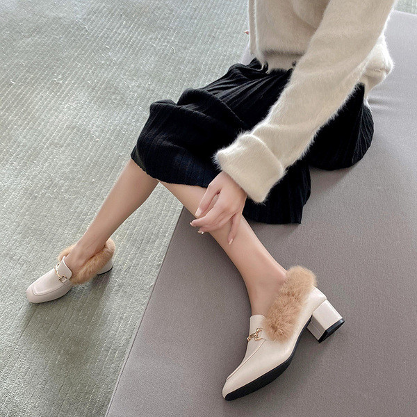 Új női cipőmodell pehely béléssel és szögletes sarokkal