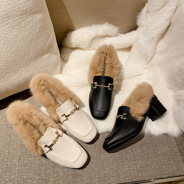 Új női cipőmodell pehely béléssel és szögletes sarokkal