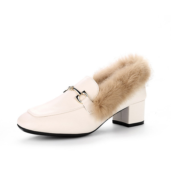 Új női cipőmodell pehely béléssel és szögletes sarokkal
