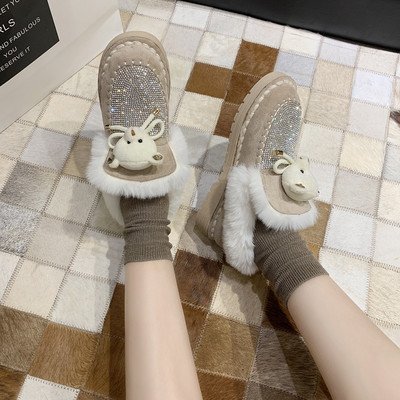 Új női cipő modell kövekkel és 3D elemekkel