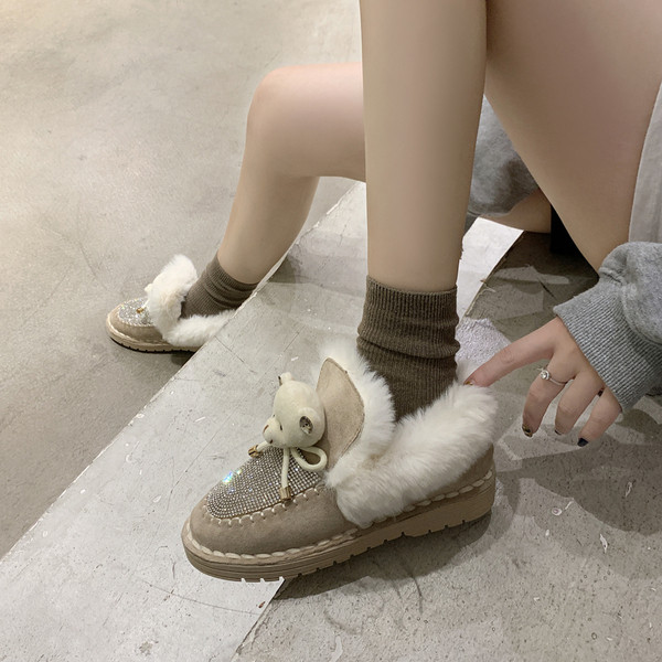 Új női cipő modell kövekkel és 3D elemekkel