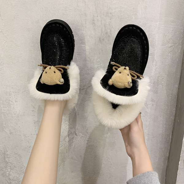 Új női cipő modell kövekkel és 3D elemekkel