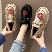 Aktuális női pehelycipő hímzéssel