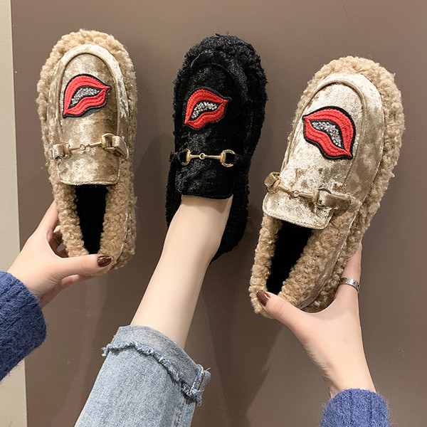 Aktuális női pehelycipő hímzéssel