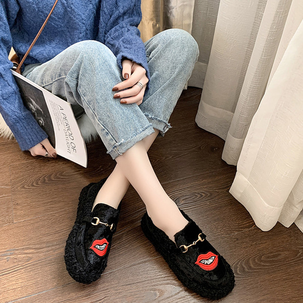 Aktuális női pehelycipő hímzéssel