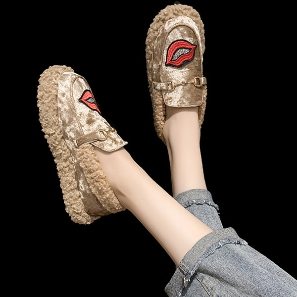 Aktuális női pehelycipő hímzéssel