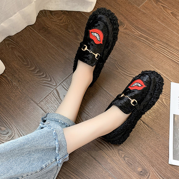 Aktuális női pehelycipő hímzéssel