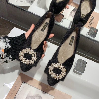 Μοντέρνα γυναικεία παπούτσια με διακόσμηση από πέρλες