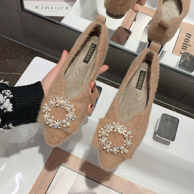 Μοντέρνα γυναικεία παπούτσια με διακόσμηση από πέρλες