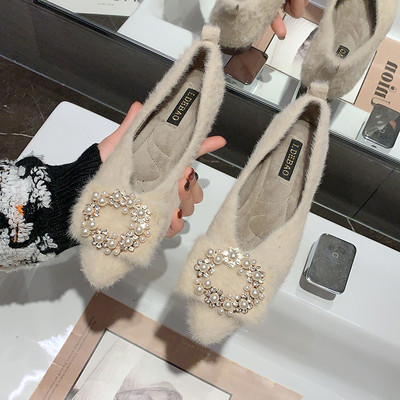 Μοντέρνα γυναικεία παπούτσια με διακόσμηση από πέρλες