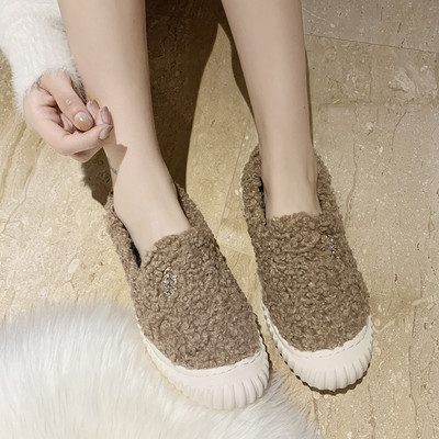 Női cipő pehely és lapos talppal