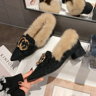 Kihegyezett női cipő modell fém elemmel és vastag alacsony sarokkal