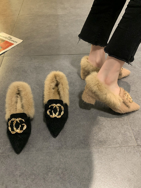 Kihegyezett női cipő modell fém elemmel és vastag alacsony sarokkal