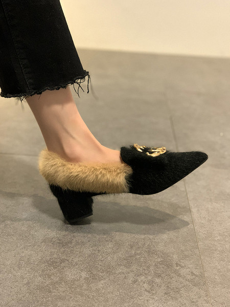 Kihegyezett női cipő modell fém elemmel és vastag alacsony sarokkal