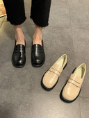 Egyszínű, lapos talpú női cipő