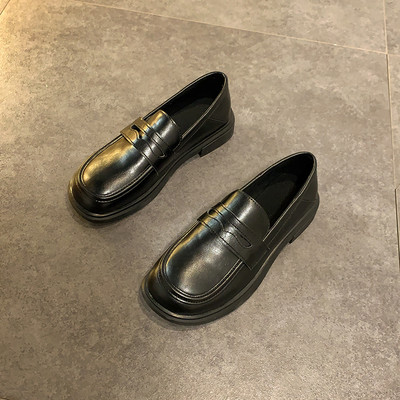 Egyszínű, lapos talpú női cipő