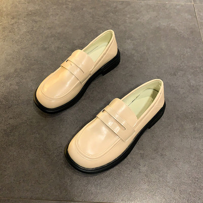 Egyszínű, lapos talpú női cipő